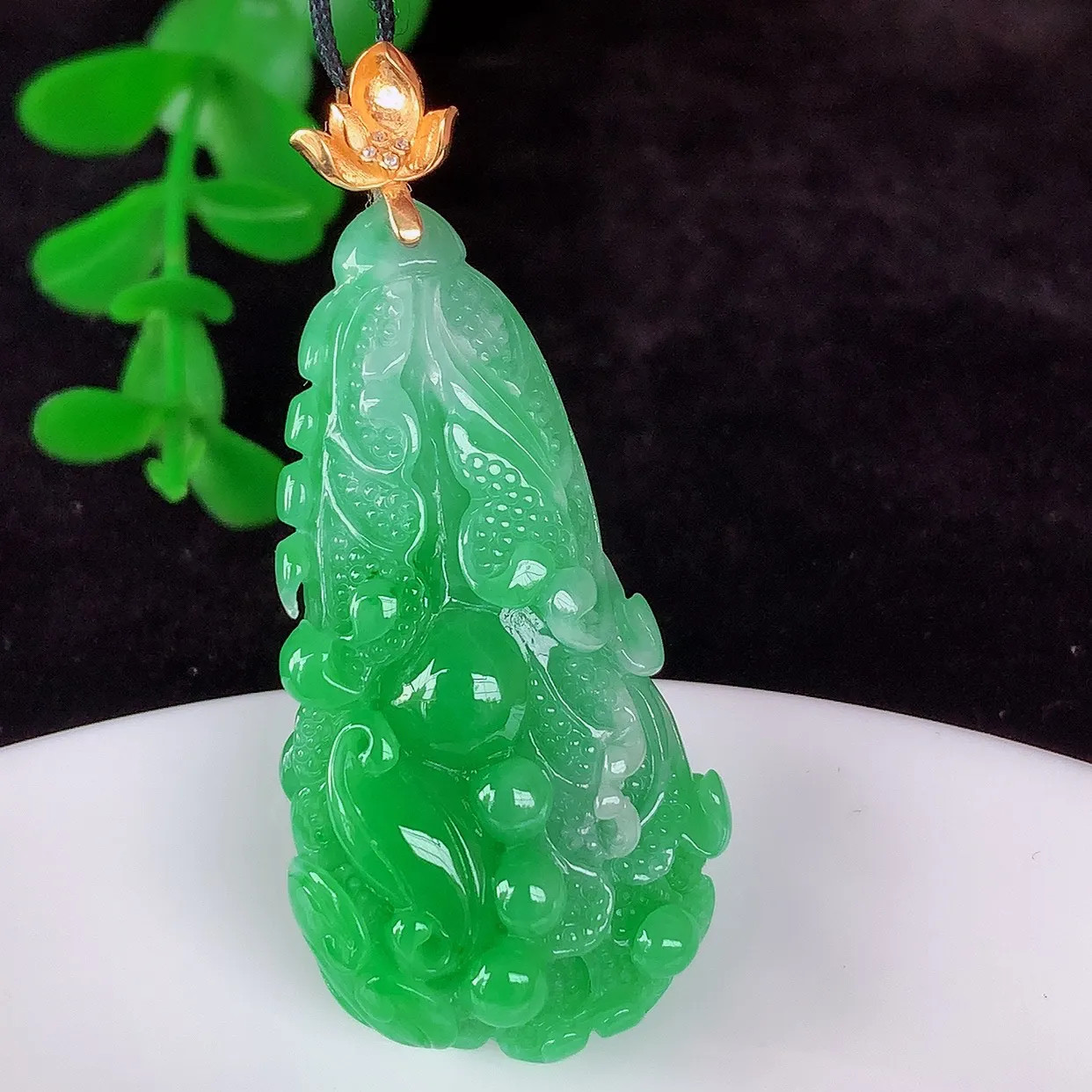 自然光实拍，18K金镶嵌冰润冰糯种飘阳绿翡翠招百财白菜吊坠，百财聚来，财源滚滚，色泽鲜艳，精工水润的白菜，性价比高！#1.3整体47*裸石39.8*20.8*9.6
