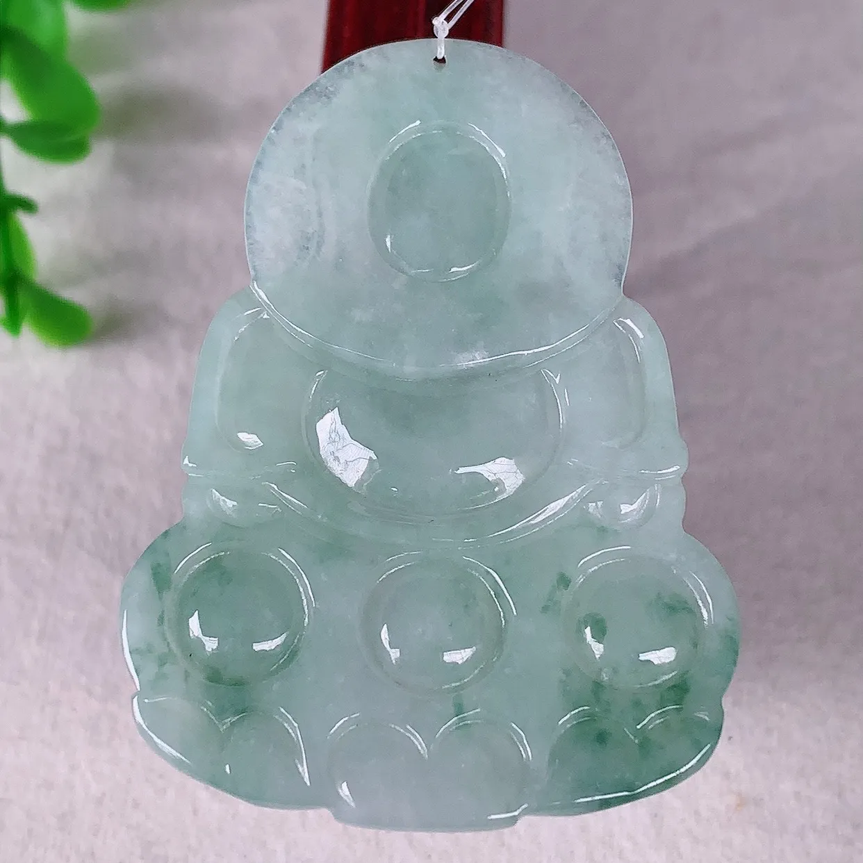 自然光实拍，冰飘花翡翠观音吊坠，赐福翡翠观音，翠色迷人，观音面相端庄，佩戴时尚出众！#49.3