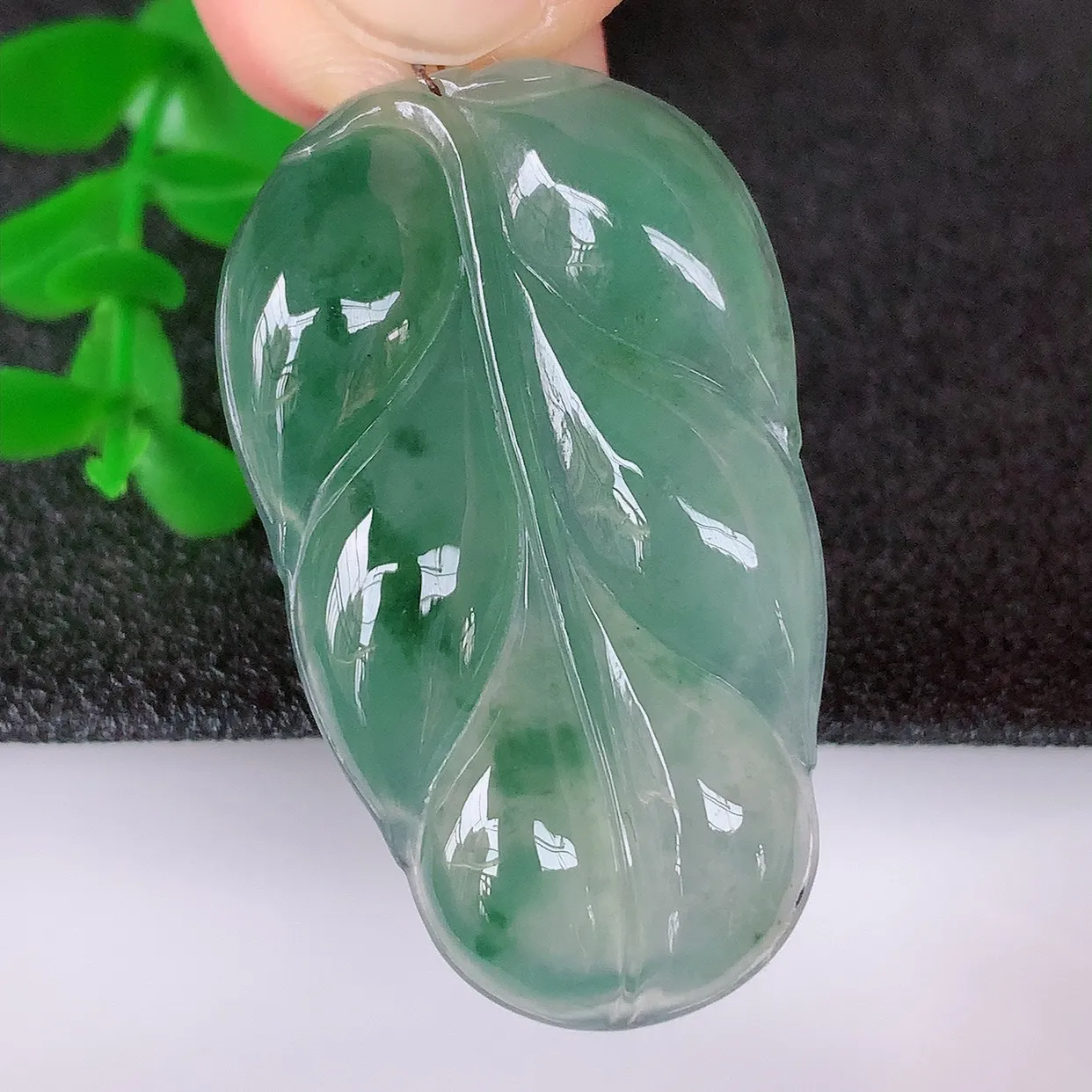 自然光实拍，冰润冰种飘花翡翠事业有成叶子吊坠，莹润且起胶，叶子清秀优雅，佩戴大业有成！#31.3