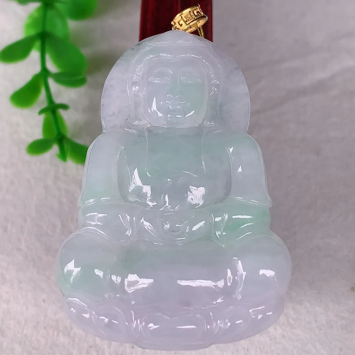 自然光实拍，18K金镶嵌大件冰飘绿翡翠观音吊坠，赐福翡翠观音，翠色迷人，观音面相端庄，佩戴时尚出众！