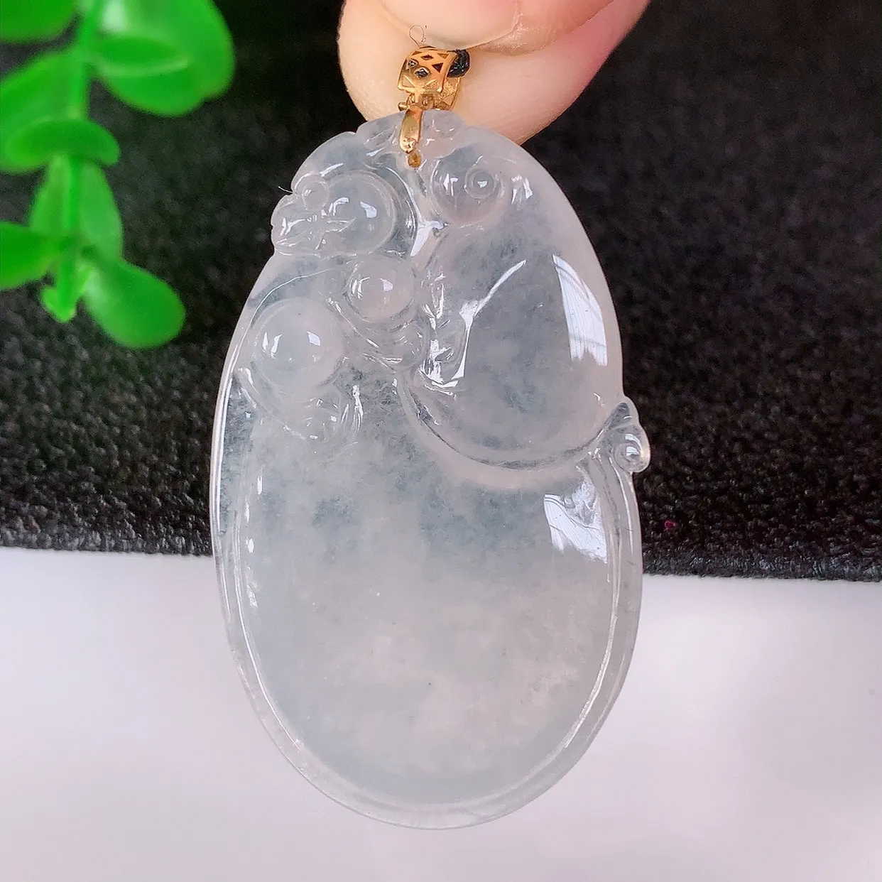 自然光实拍，18K金镶嵌冰种翡翠葫芦吊坠，翡翠葫芦，寓意福禄双全 财源滚滚，佩戴效果优雅迷人！#49.29整体41* 裸石36*22*5