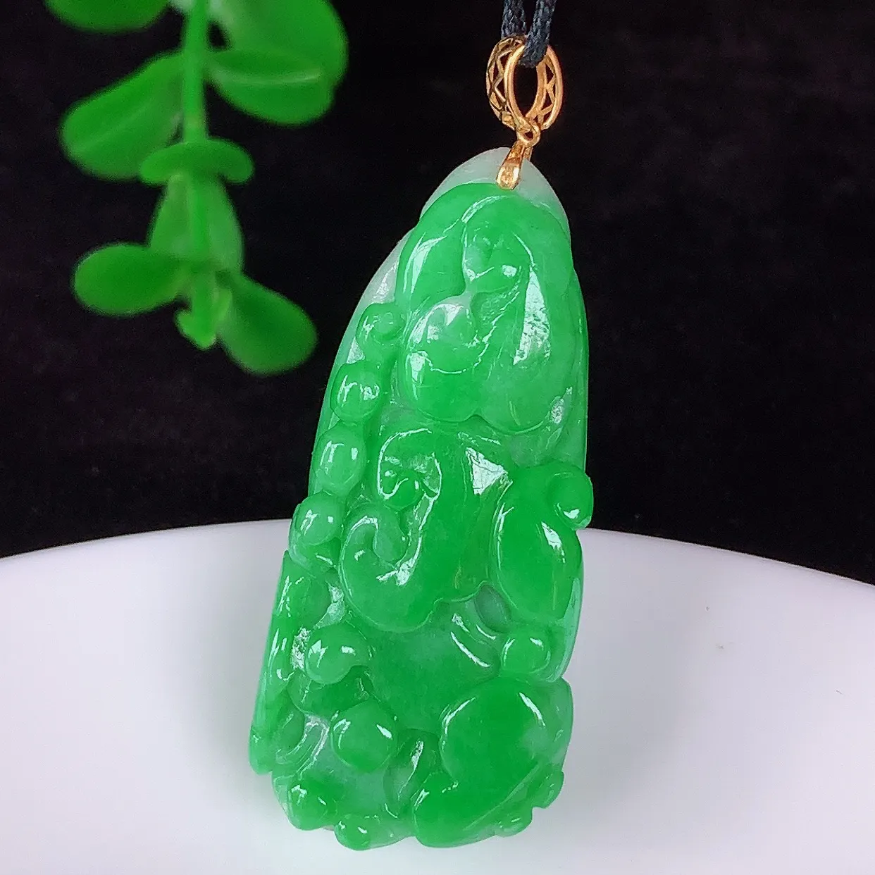 自然光实拍，18K金镶嵌冰润冰糯种辣阳绿翡翠招百财白菜吊坠，百财聚来，财源滚滚，色泽鲜艳，精工水润的白菜，性价比高！#1.29 整体40.6*裸石35*16*10