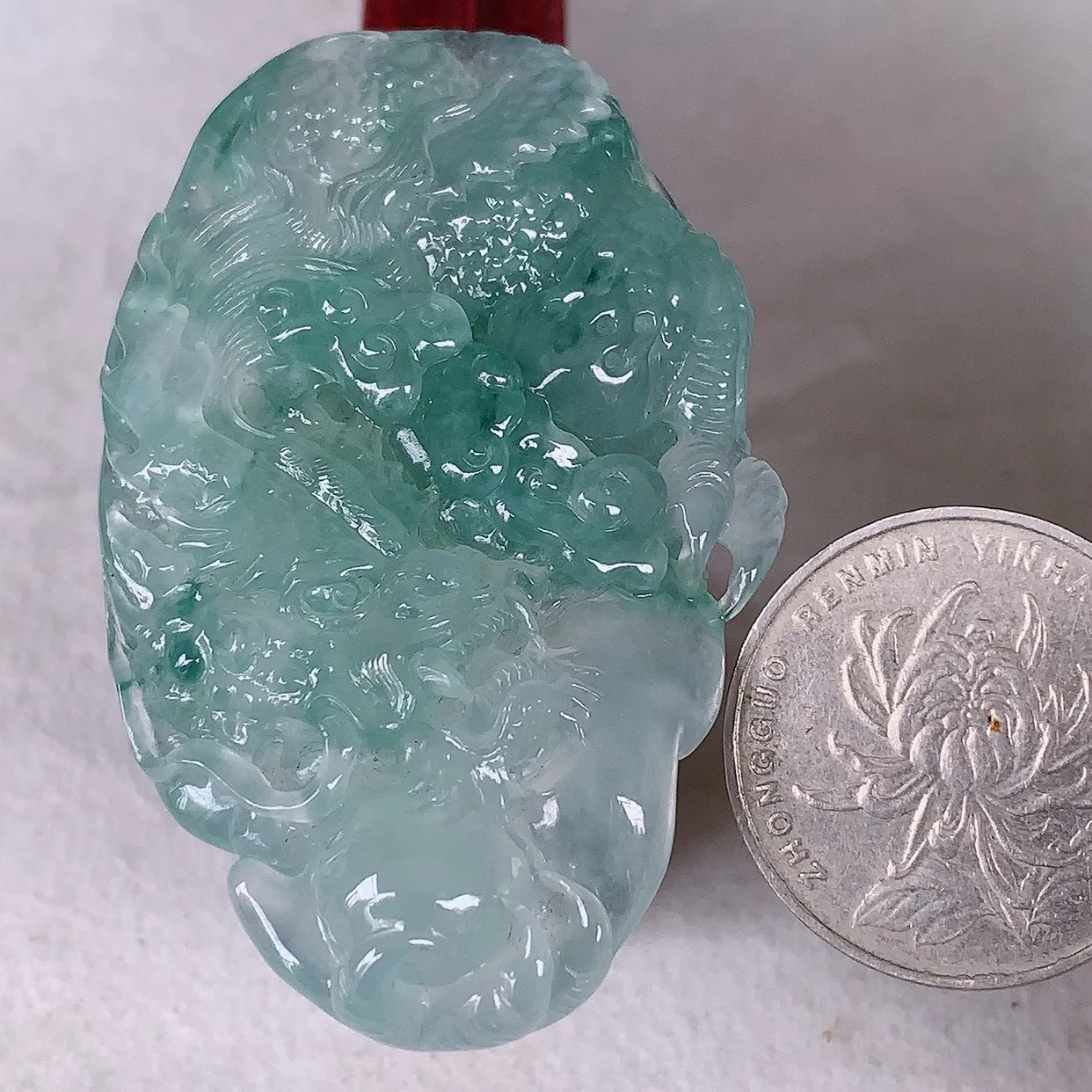 自然光实拍，冰种飘花翡翠精雕翡翠龙牌吊坠，龙行天下，雕工立体精湛，翡翠龙牌，种老水足，配戴霸气时尚，值得收藏!#83.29