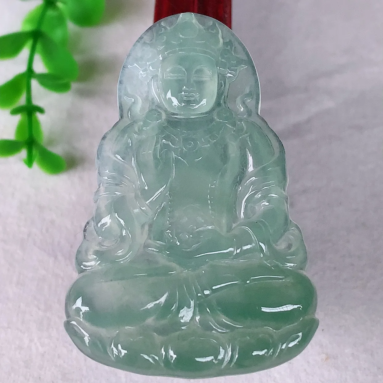 自然光实拍，冰种飘绿翡翠观音吊坠，赐福翡翠观音，翠色迷人，观音面相端庄，佩戴时尚出众！#31.3