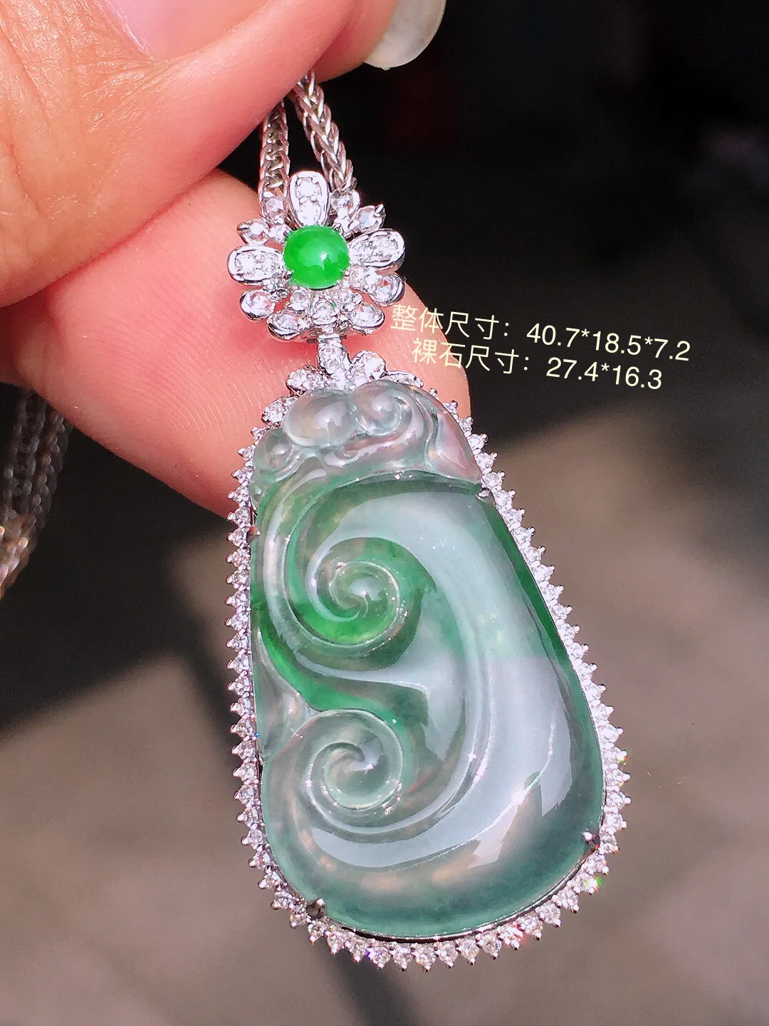 飘绿如意吊坠，色泽艳丽，玉质细腻，荧光感超
强，饱满水润，气质满满。18k
金豪华镶嵌