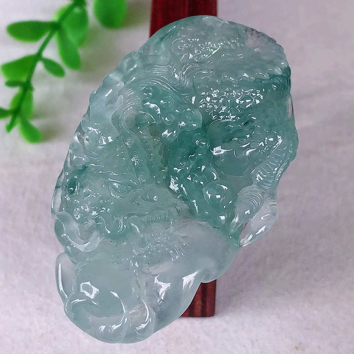 自然光实拍，冰种飘花翡翠精雕翡翠龙牌吊坠，龙行天下，雕工立体精湛，翡翠龙牌，种老水足，配戴霸气时尚，值得收藏!#83.29