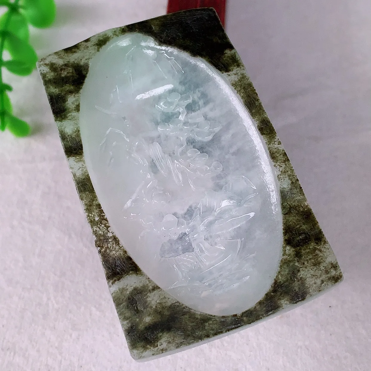 自然光实拍，大件冰润冰种翡翠山水牌吊坠，翡翠山水，立体生动形象，山水素材布局合理，意境感佳，佩戴上身