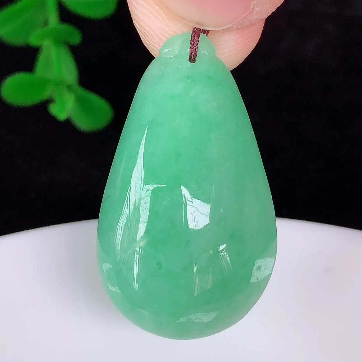自然光实拍，冰润冰糯种果绿翡翠招财福瓜吊坠，翡翠福瓜招财瓜，冰润且起胶感， 佩戴效果优雅迷人！#83.29