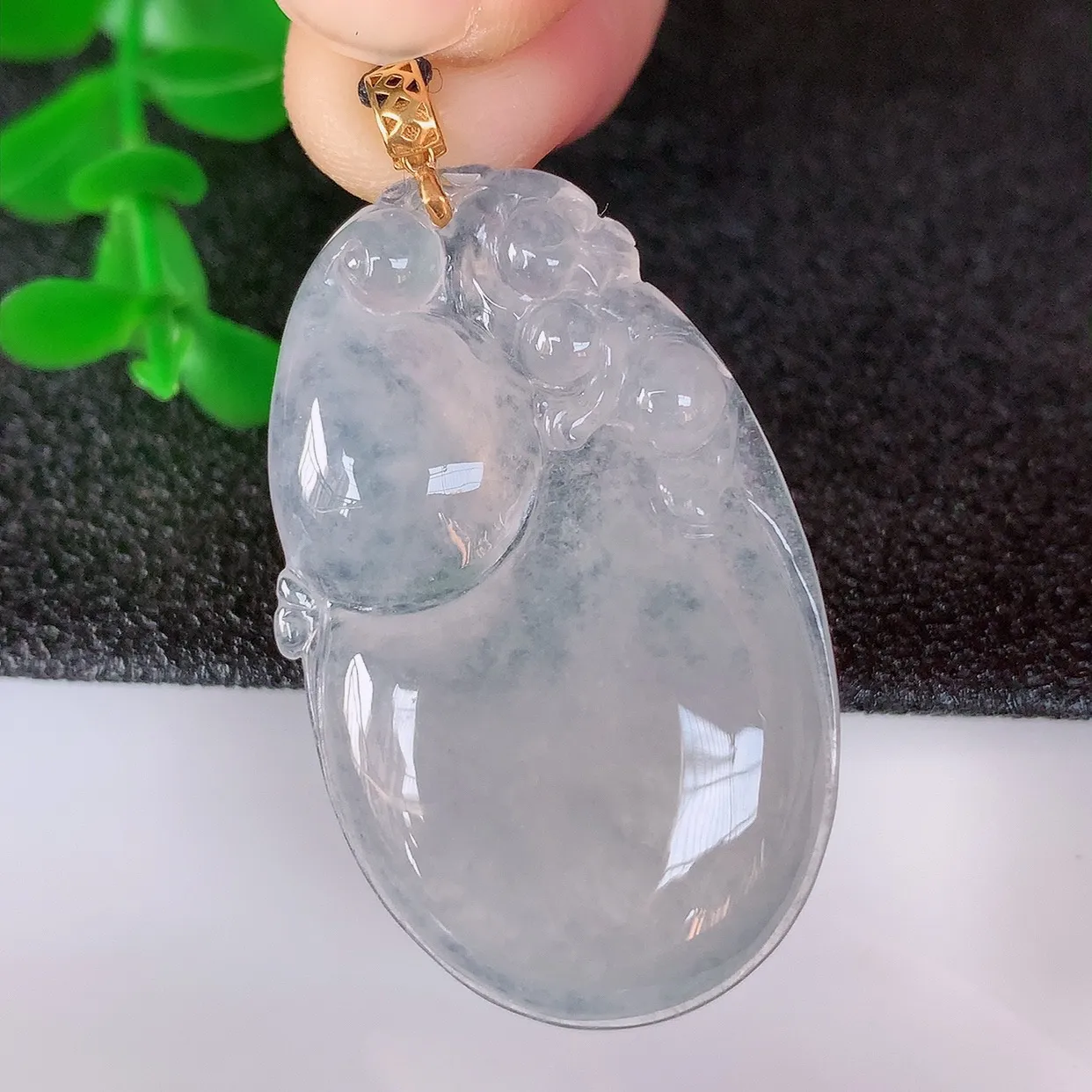 自然光实拍，18K金镶嵌冰种翡翠葫芦吊坠，翡翠葫芦，寓意福禄双全 财源滚滚，佩戴效果优雅迷人！#49.29整体41* 裸石36*22*5