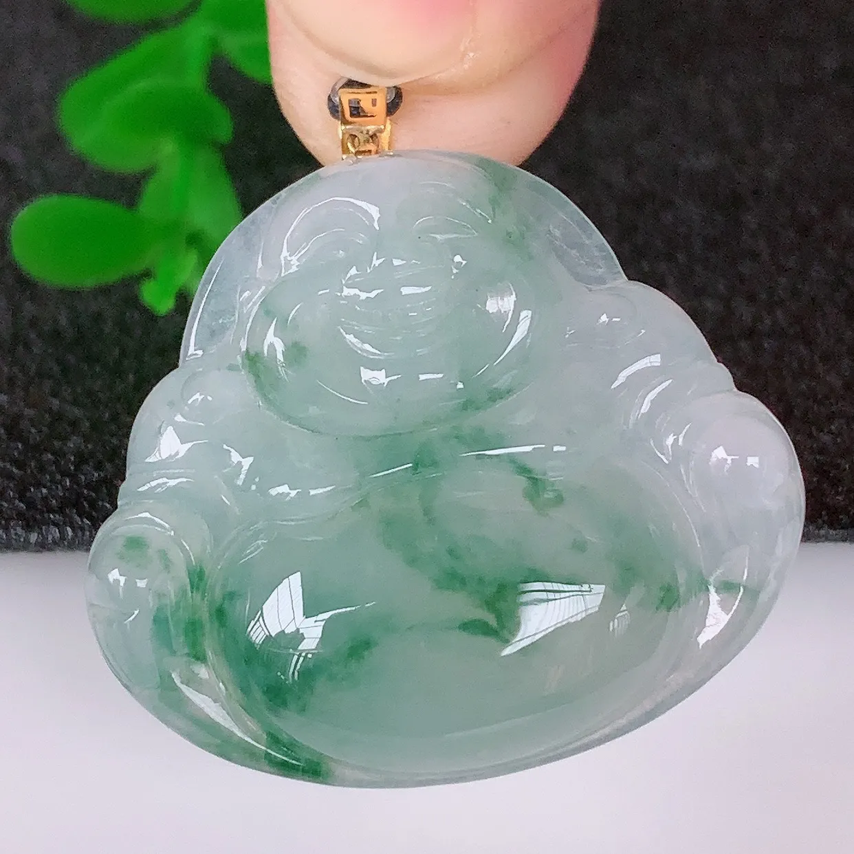 自然光实拍，18K金镶嵌冰种飘花翡翠佛公吊坠，冰透饱满， 佛公亦保平安，寓意有福（佛公）相伴，品相佳，配戴优雅迷人！#49.3整体32.5*裸千27*30.8*6.5