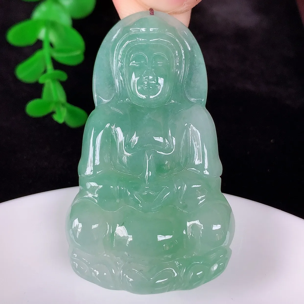 自然光实拍，冰飘绿翡翠观音吊坠，赐福翡翠观音，翠色迷人，观音面相端庄， 佩戴时尚出众！#56.29