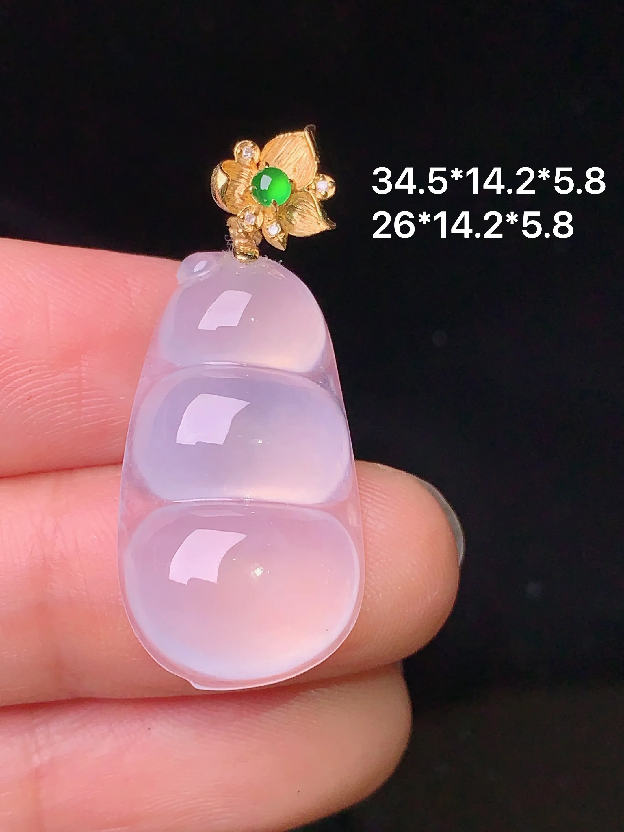 18k金钻镶嵌冰种四季豆吊坠 玉质细腻 色泽清新艳丽 整体尺寸34.5*14.2*5.8