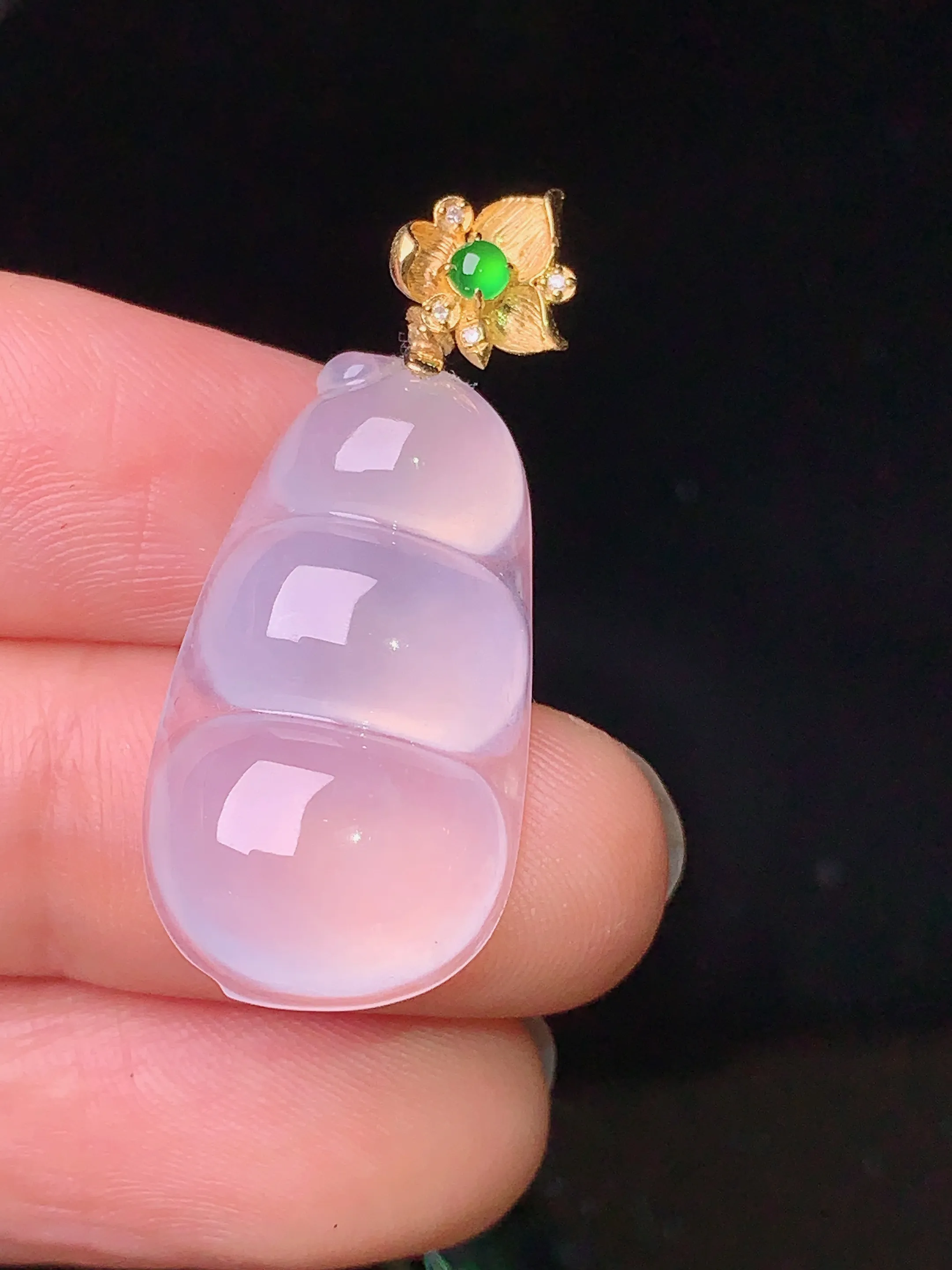 18k金钻镶嵌冰种四季豆吊坠 玉质细腻 色泽清新艳丽 整体尺寸34.5*14.2*5.8