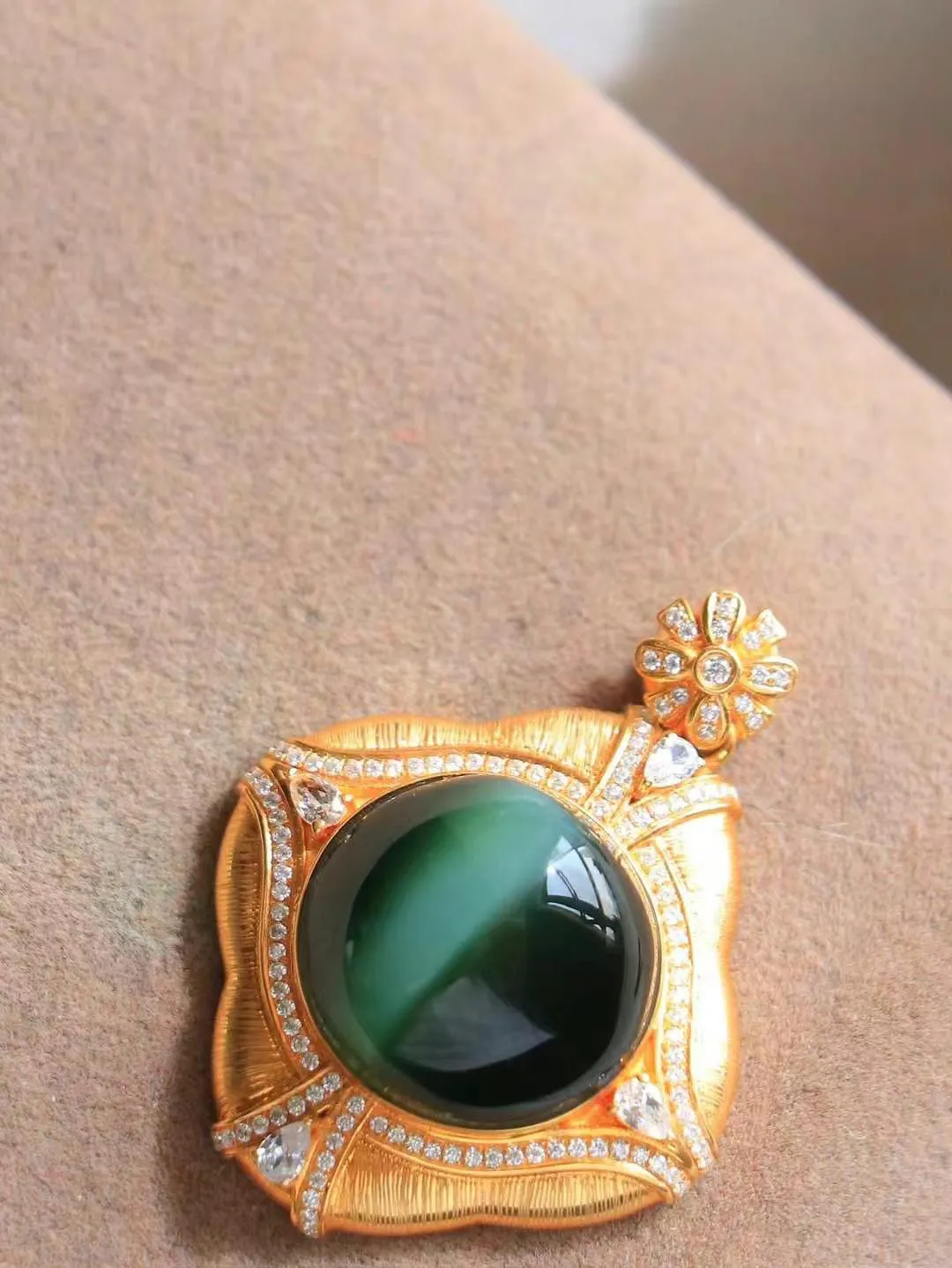 【金镶玉.吊坠】

精品和田玉碧玉猫眼金镶玉吊坠，18k金镶嵌，玉质温润细腻，做工精细，小巧精致，器形优雅，时尚百搭，寓意平安无事，如意顺心。
重7.8克   尺寸15-15.5mm   4950499T