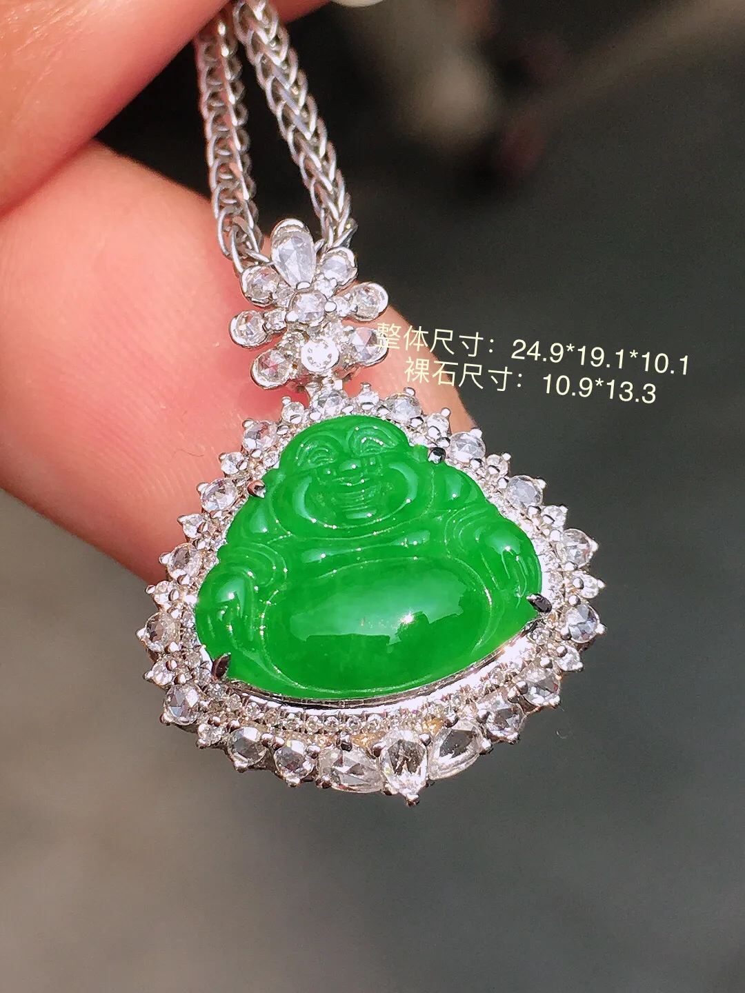 阳绿佛公吊坠，色泽均匀艳丽，玉质细腻，荧光感超
强，饱满水润，气质满满。18k
金豪华镶嵌