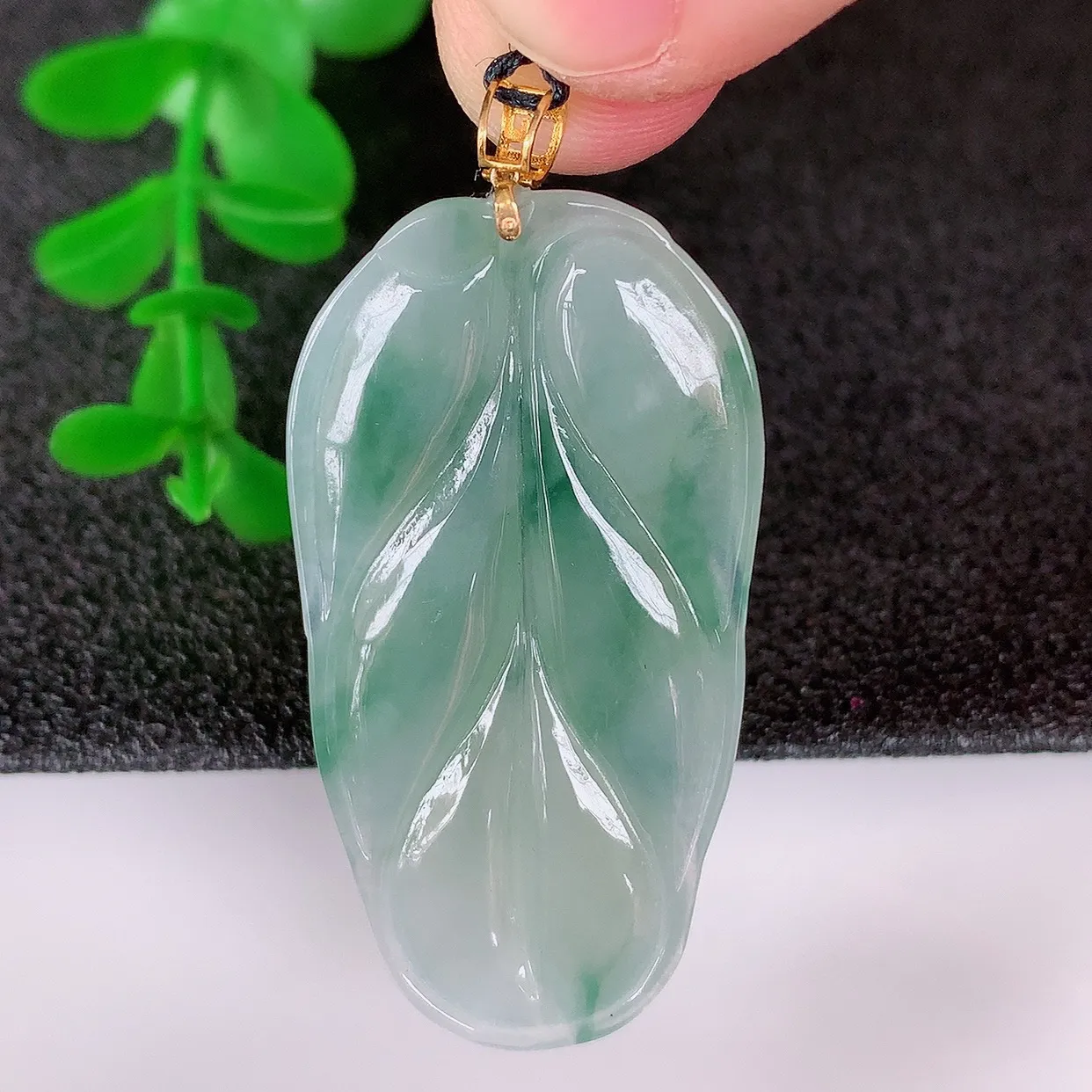 自然光实拍，18K金镶嵌冰种飘花翡翠叶子吊坠，寓意“大业有成，一夜成名，金枝玉叶”水润叶子，翡翠叶子，清秀高雅，性价比超值！#93.29整体 44*裸石39*20.8*4.5