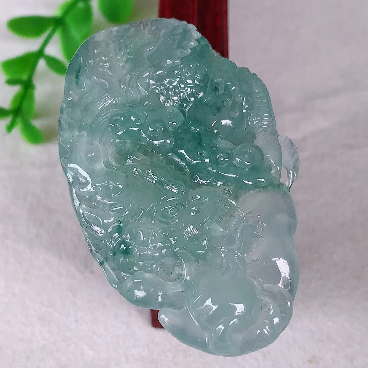 自然光实拍，冰种飘花翡翠精雕翡翠龙牌吊坠，龙行天下，雕工立体精湛，翡翠龙牌，种老水足，配戴霸气时尚，值得收藏!#83.29