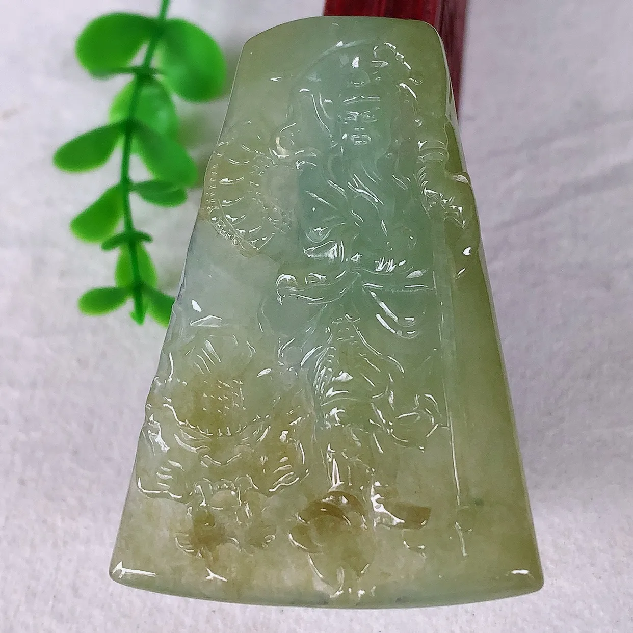 自然光实拍，大件冰润冰种双彩黄加绿翡翠关公吊坠，种老水足，翠色灵动，寓意美好， 佩戴时尚出众！#93.29