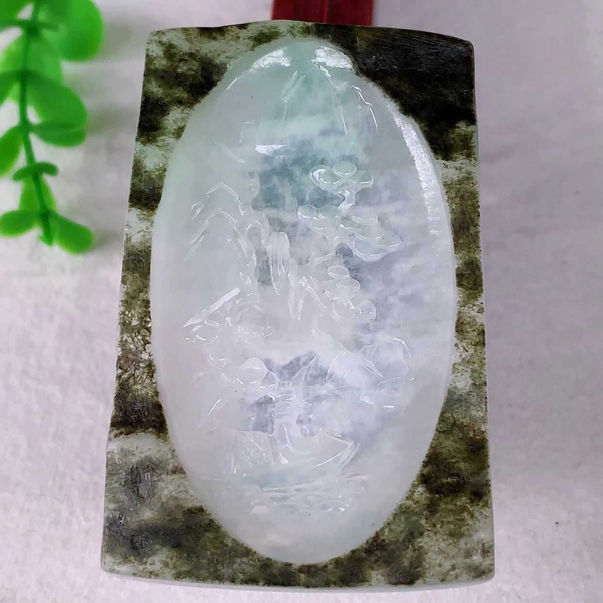 自然光实拍，大件冰润冰种翡翠山水牌吊坠，翡翠山水，立体生动形象，山水素材布局合理，意境感佳，佩戴上身