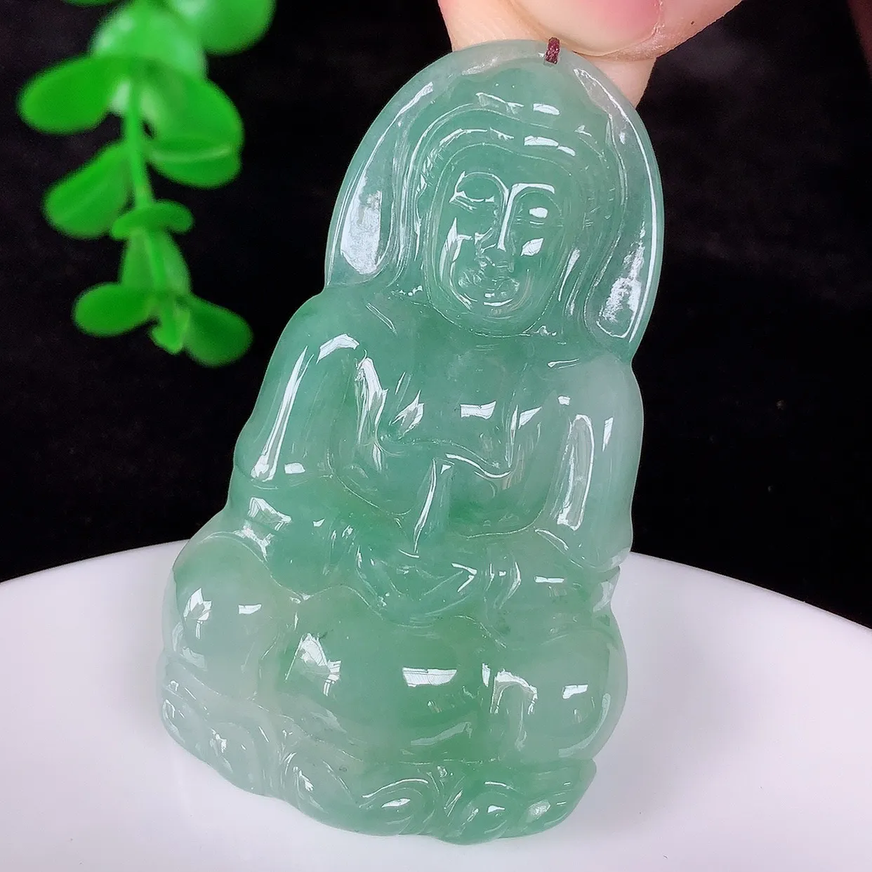 自然光实拍，冰飘绿翡翠观音吊坠，赐福翡翠观音，翠色迷人，观音面相端庄， 佩戴时尚出众！#56.29
