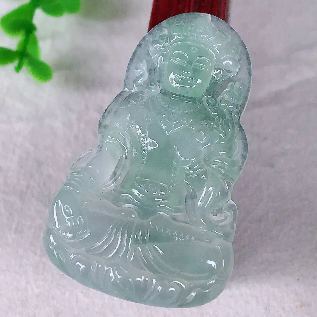 自然光实拍 冰种飘绿翡翠观音吊坠，赐福翡翠观音，翠色迷人，观音面相端庄，佩戴时尚出众！#31.3
