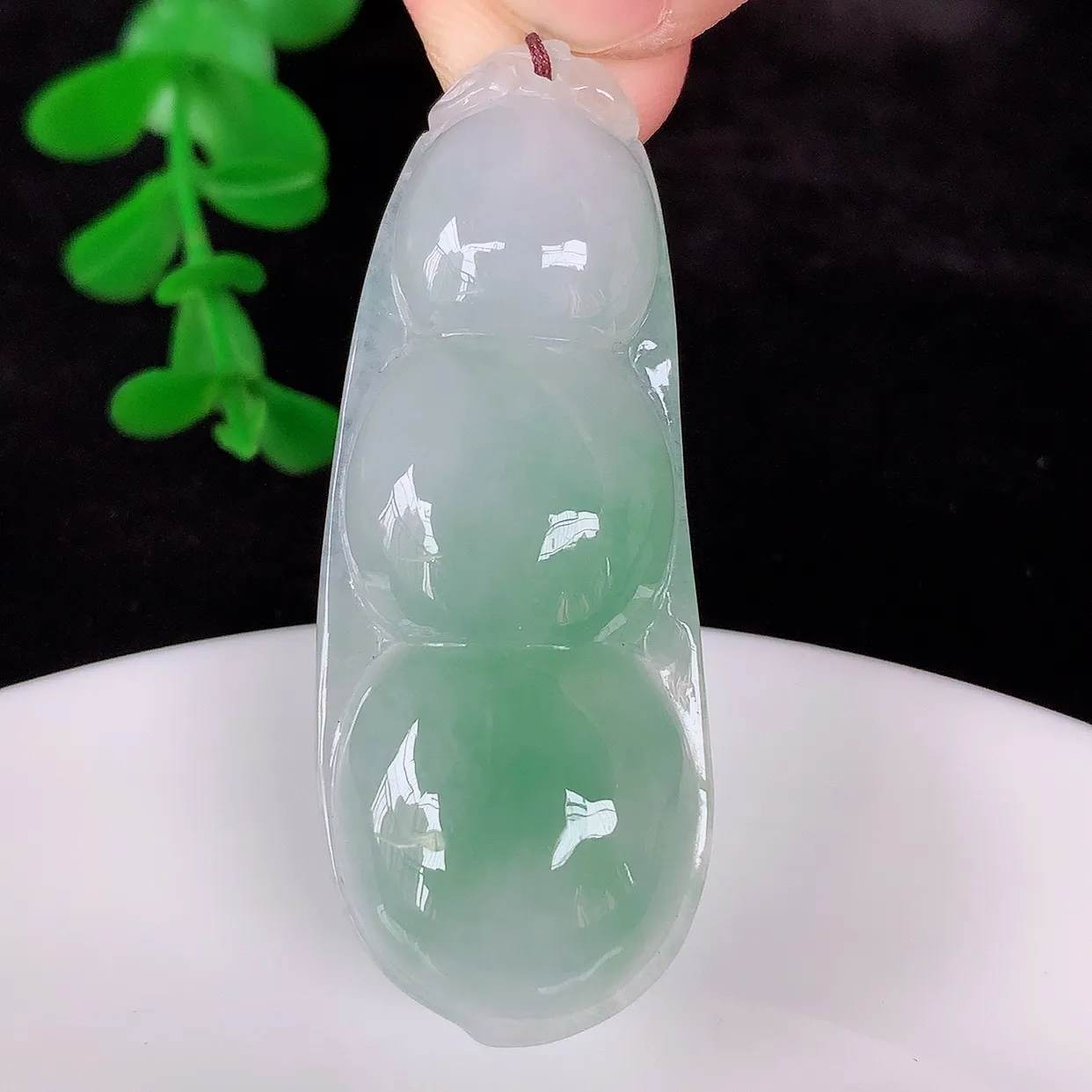 自然光实拍，冰润冰飘绿翡翠四季豆吊坠，平安豆福豆玉坠，冰润通透，豆粒饱满，寓意： 豆蔻年华！#57.