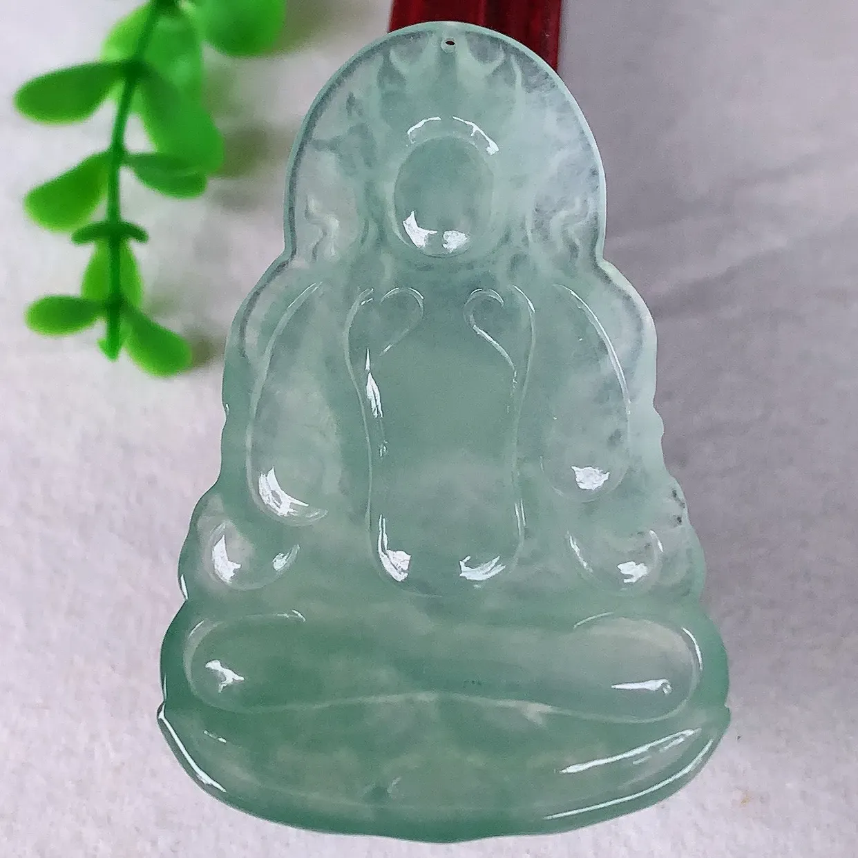 自然光实拍，冰种飘绿翡翠观音吊坠，赐福翡翠观音，翠色迷人，观音面相端庄，佩戴时尚出众！#31.3