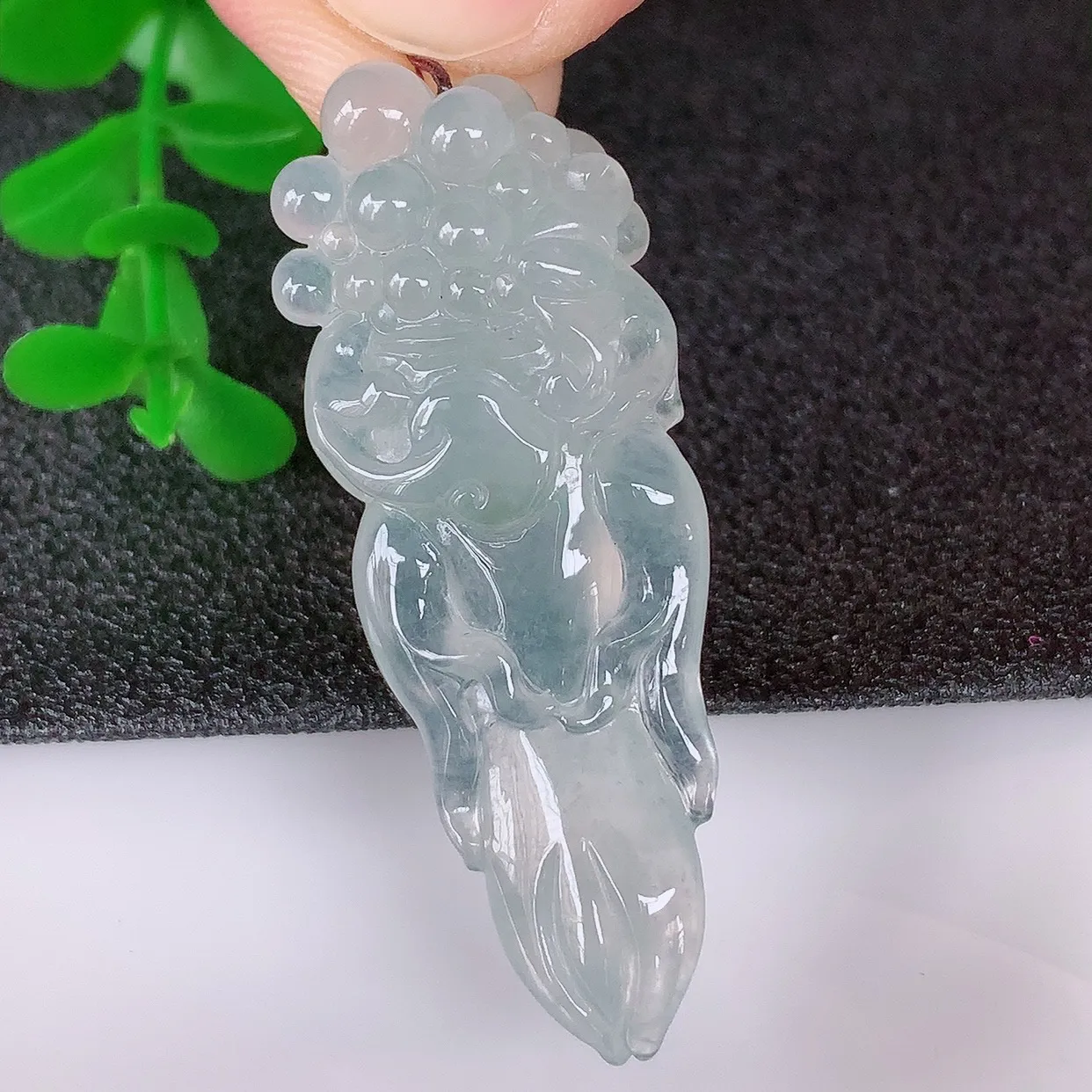 自然光实拍，冰润冰种翡翠人生如意吊坠，种老水足，翠色灵动，寓意美好， 佩戴时尚出众！#89.29