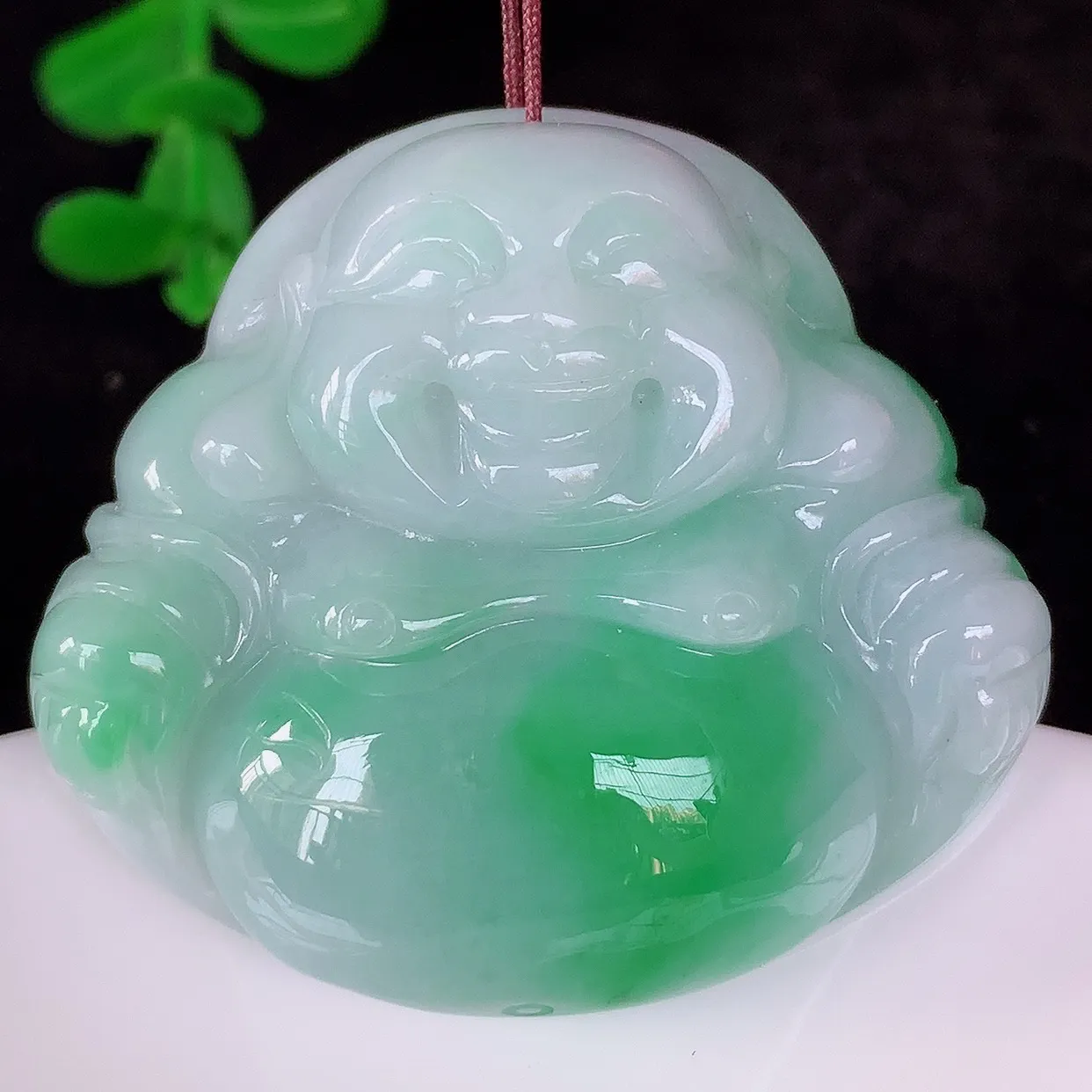 自然光实拍，大件厚装冰润冰糯种飘阳绿翡翠佛公吊坠，饱满， 佛公亦保平安，寓意有福（佛公）相伴， 配戴优雅迷人！#46.29