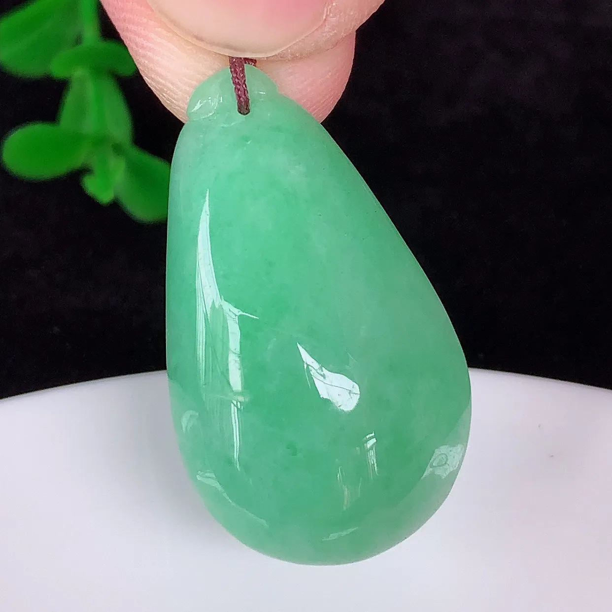 自然光实拍，冰润冰糯种果绿翡翠招财福瓜吊坠，翡翠福瓜招财瓜，冰润且起胶感， 佩戴效果优雅迷人！#83
