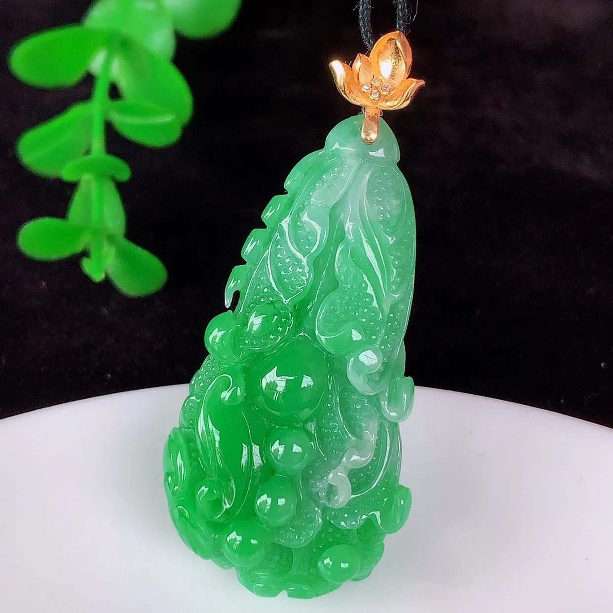 自然光实拍，18K金镶嵌冰润冰糯种飘阳绿翡翠招百财白菜吊坠，百财聚来，财源滚滚，色泽鲜艳，精工水润的白菜，性价比高！#1.3整体47*裸石39.8*20.8*9.6