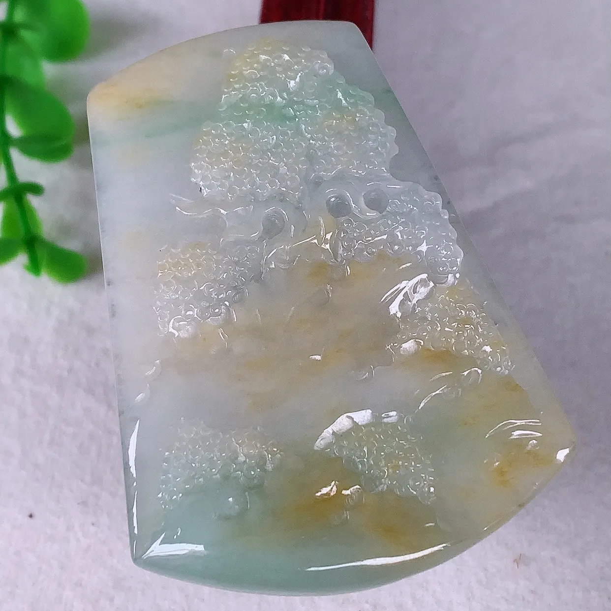 自然光实拍，冰润冰种双彩黄加绿翡翠山水牌吊坠，翡翠山水，立体生动形象，山水素材布局合理，意境感佳，佩戴上身效果更高贵 #60.29