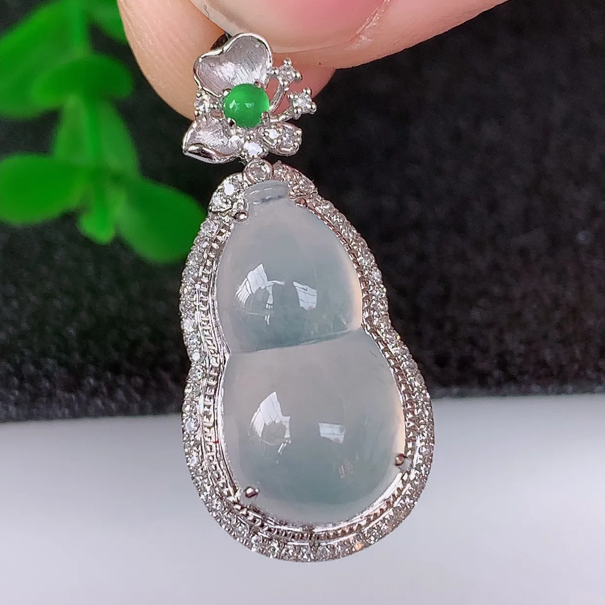自然光实拍，18K金镶嵌冰种翡翠葫芦吊坠，翡翠葫芦，寓意福禄双全，财源滚滚，佩戴效果优雅迷人！#1.