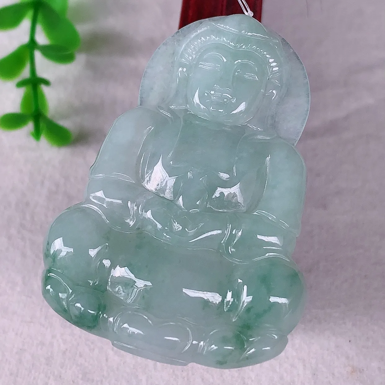 自然光实拍，冰飘花翡翠观音吊坠，赐福翡翠观音，翠色迷人，观音面相端庄，佩戴时尚出众！#49.3