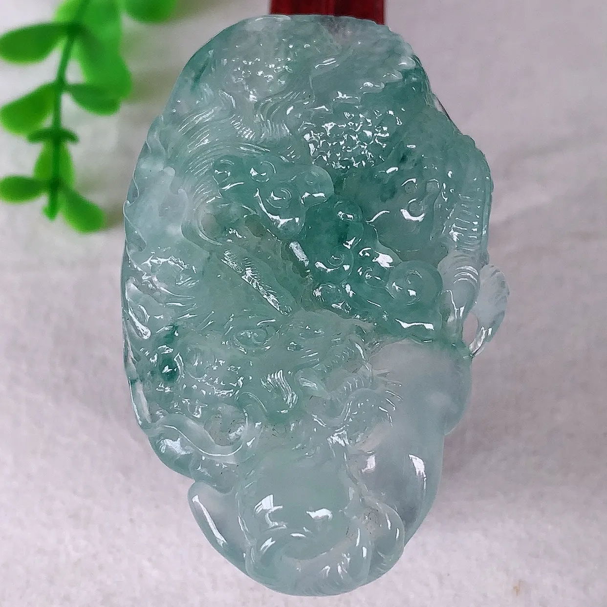 自然光实拍，冰种飘花翡翠精雕翡翠龙牌吊坠，龙行天下，雕工立体精湛，翡翠龙牌，种老水足，配戴霸气时尚，值得收藏!#83.29