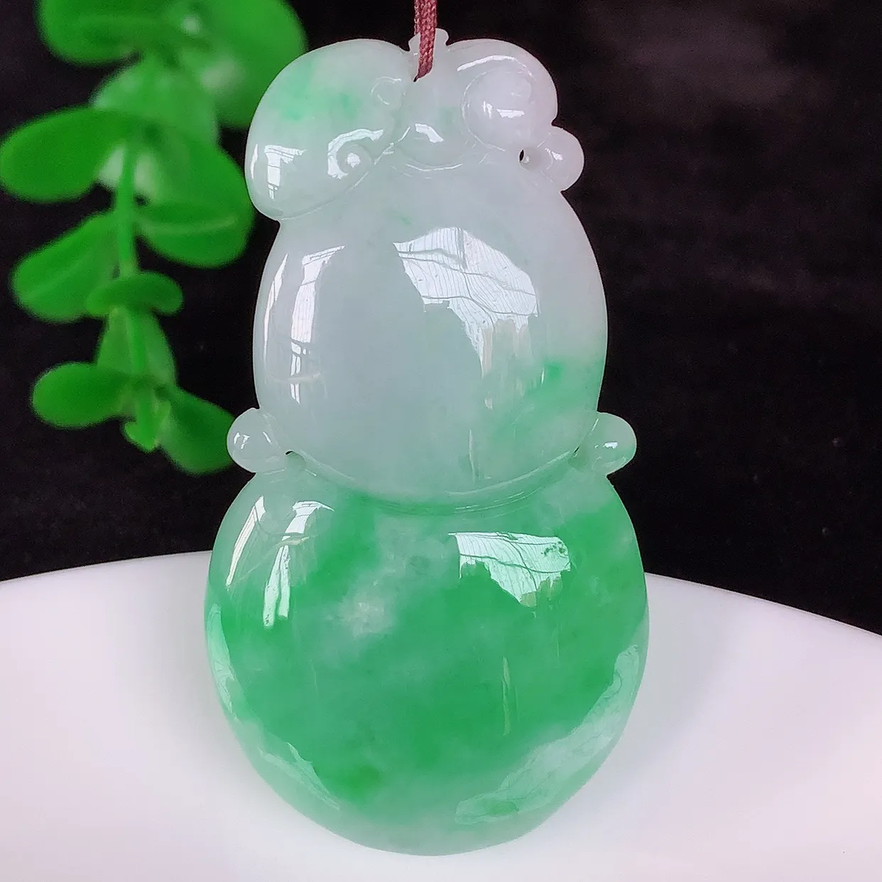 自然光实拍，冰润冰糯种飘阳绿翡翠葫芦吊坠，葫芦寓意福禄双全，财源滚滚，饱满，清新脱俗，佩戴效果优雅迷人！#46.29