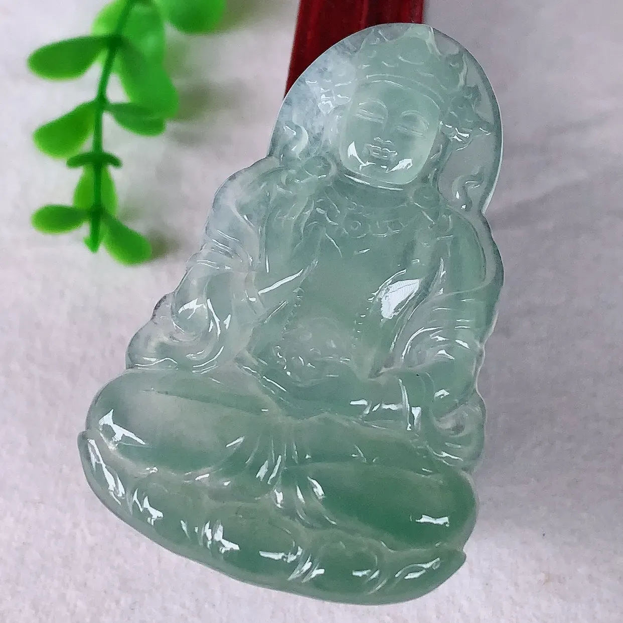 自然光实拍，冰种飘绿翡翠观音吊坠，赐福翡翠观音，翠色迷人，观音面相端庄，佩戴时尚出众！#31.3