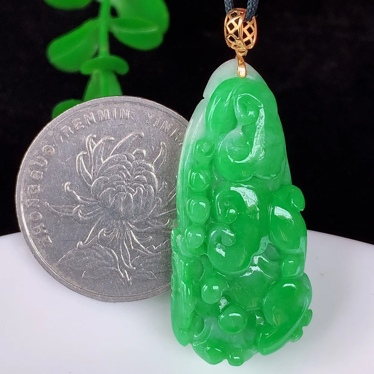 自然光实拍，18K金镶嵌冰润冰糯种辣阳绿翡翠招百财白菜吊坠，百财聚来，财源滚滚，色泽鲜艳，精工水润的白菜，性价比高！#1.29 整体40.6*裸石35*16*10