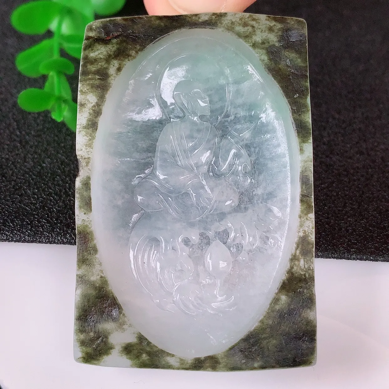 自然光实拍，冰润冰种飘绿翡翠悟道吊坠，翡翠悟道寓意“祥和，安宁，吉祥，幸福”，佩戴效果优雅迷人，性价比超高！#60.3