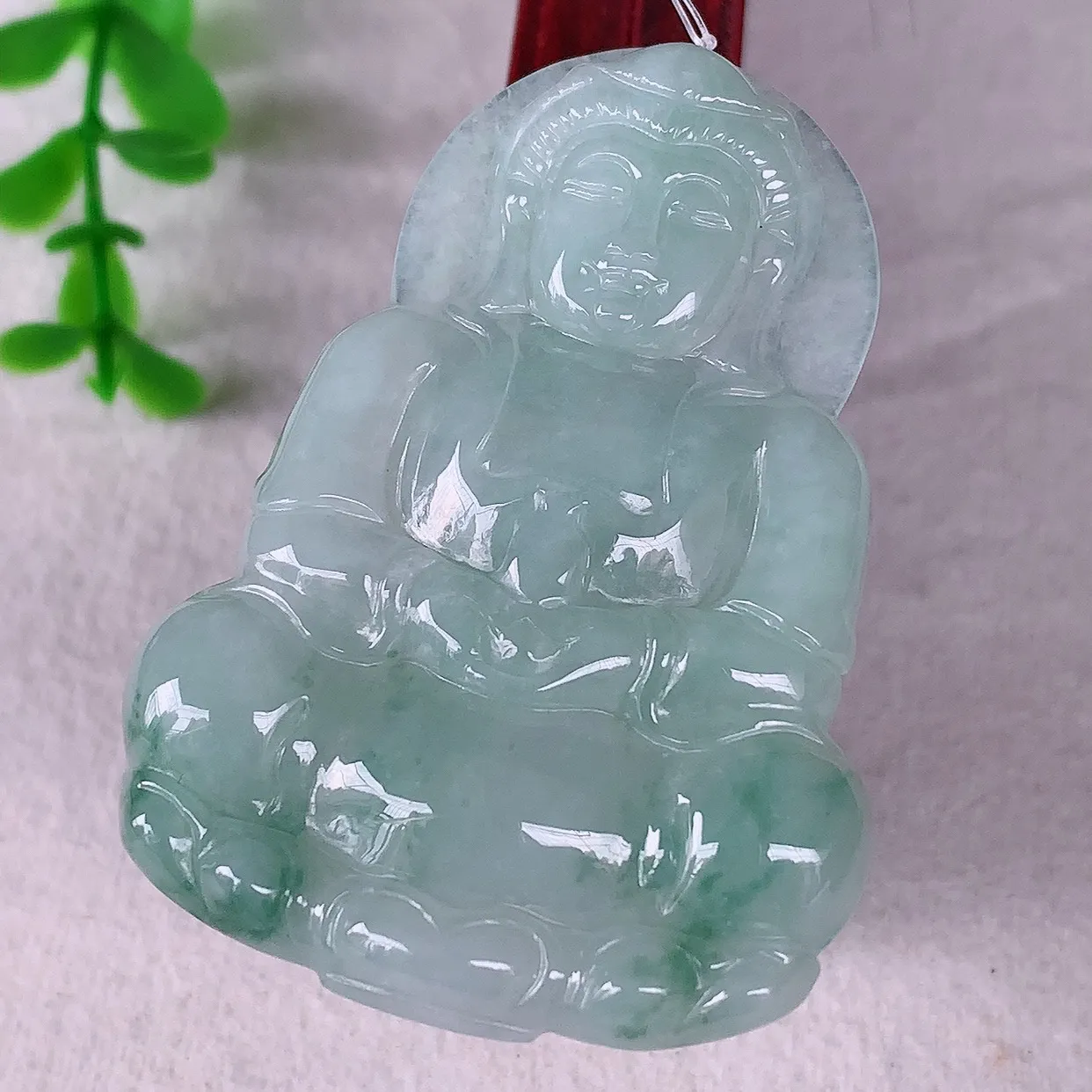 自然光实拍，冰飘花翡翠观音吊坠，赐福翡翠观音，翠色迷人，观音面相端庄，佩戴时尚出众！#49.3