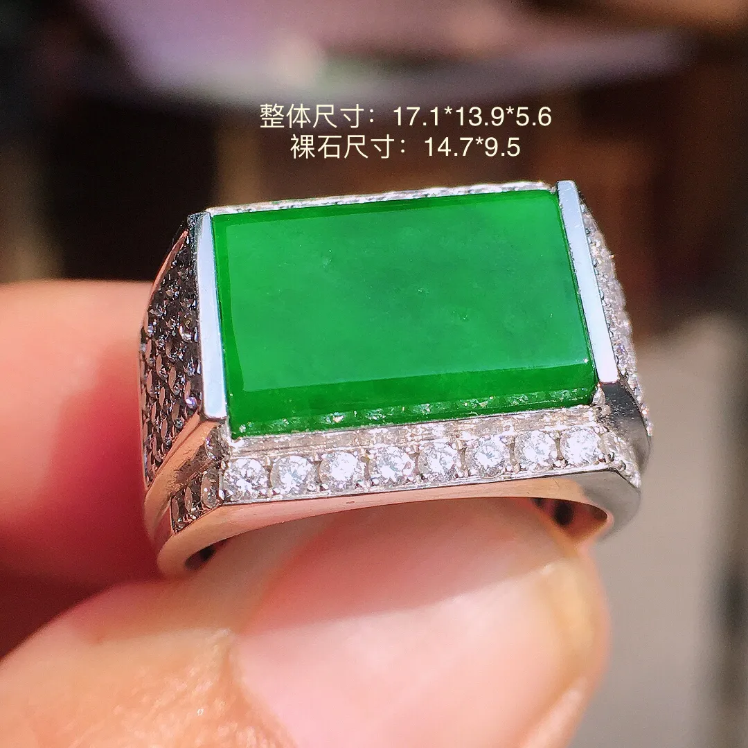 阳绿马鞍戒指，色泽均匀艳丽，玉质细腻，荧光感超
强，饱满水润，气质满满。18k
金豪华镶嵌