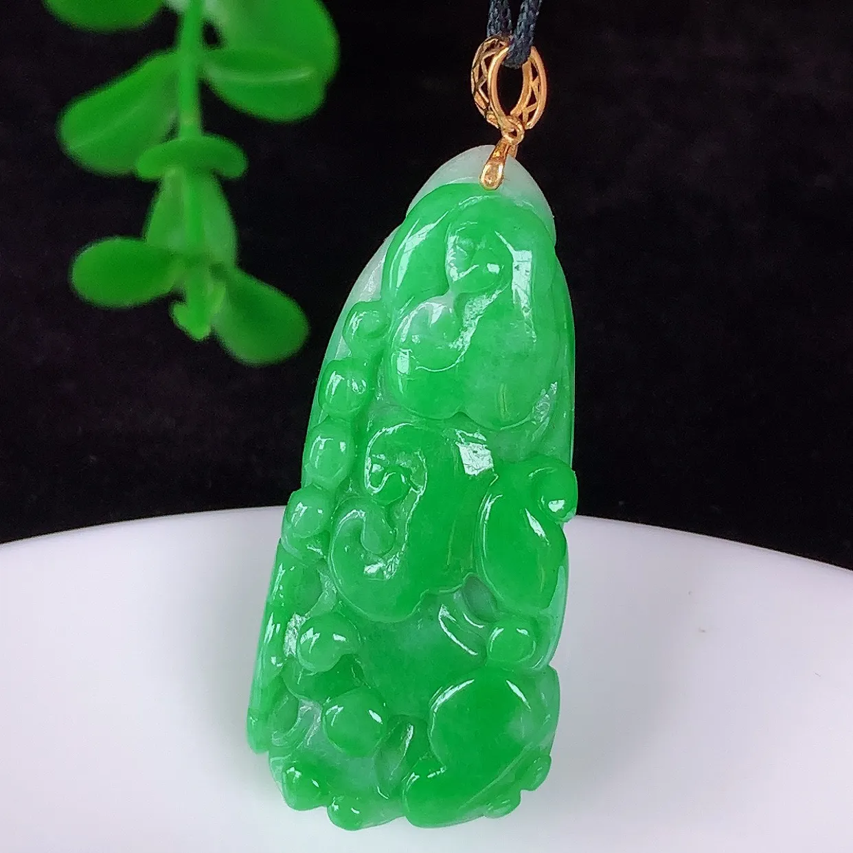 自然光实拍，18K金镶嵌冰润冰糯种辣阳绿翡翠招百财白菜吊坠，百财聚来，财源滚滚，色泽鲜艳，精工水润的