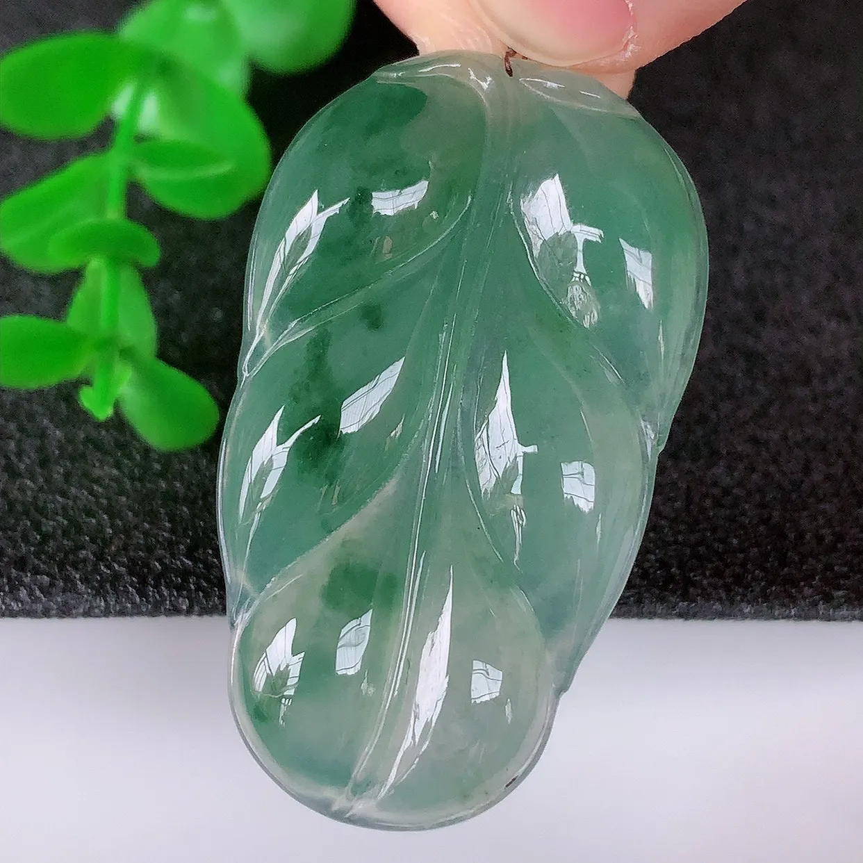 自然光实拍，冰润冰种飘花翡翠事业有成叶子吊坠，莹润且起胶，叶子清秀优雅，佩戴大业有成！#31.3