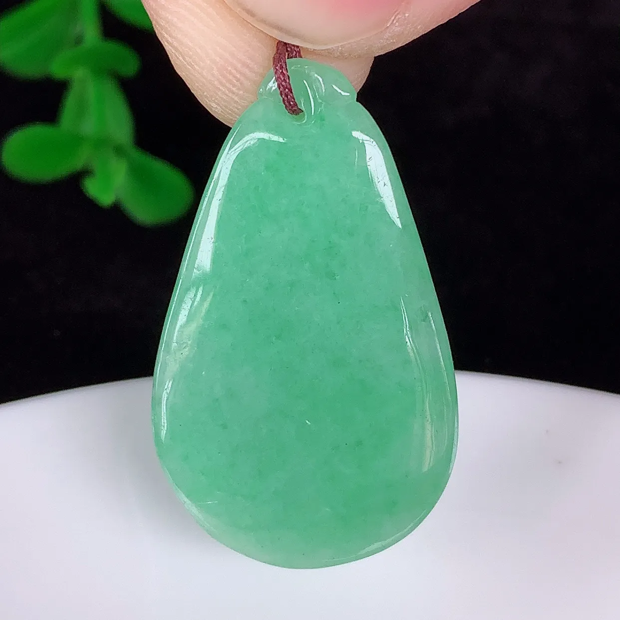 自然光实拍，冰润冰糯种果绿翡翠招财福瓜吊坠，翡翠福瓜招财瓜，冰润且起胶感， 佩戴效果优雅迷人！#83.29