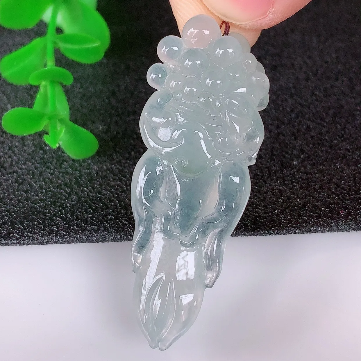 自然光实拍，冰润冰种翡翠人生如意吊坠，种老水足，翠色灵动，寓意美好， 佩戴时尚出众！#89.29