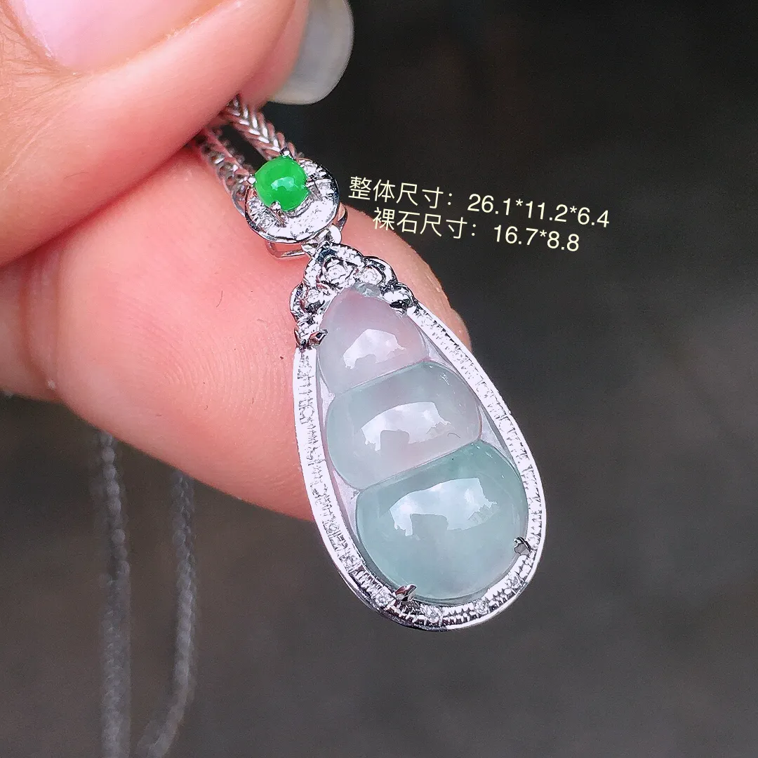 冰种福豆吊坠，玉质细腻，荧光感超
强，饱满水润，气质满满。18k
金豪华镶嵌