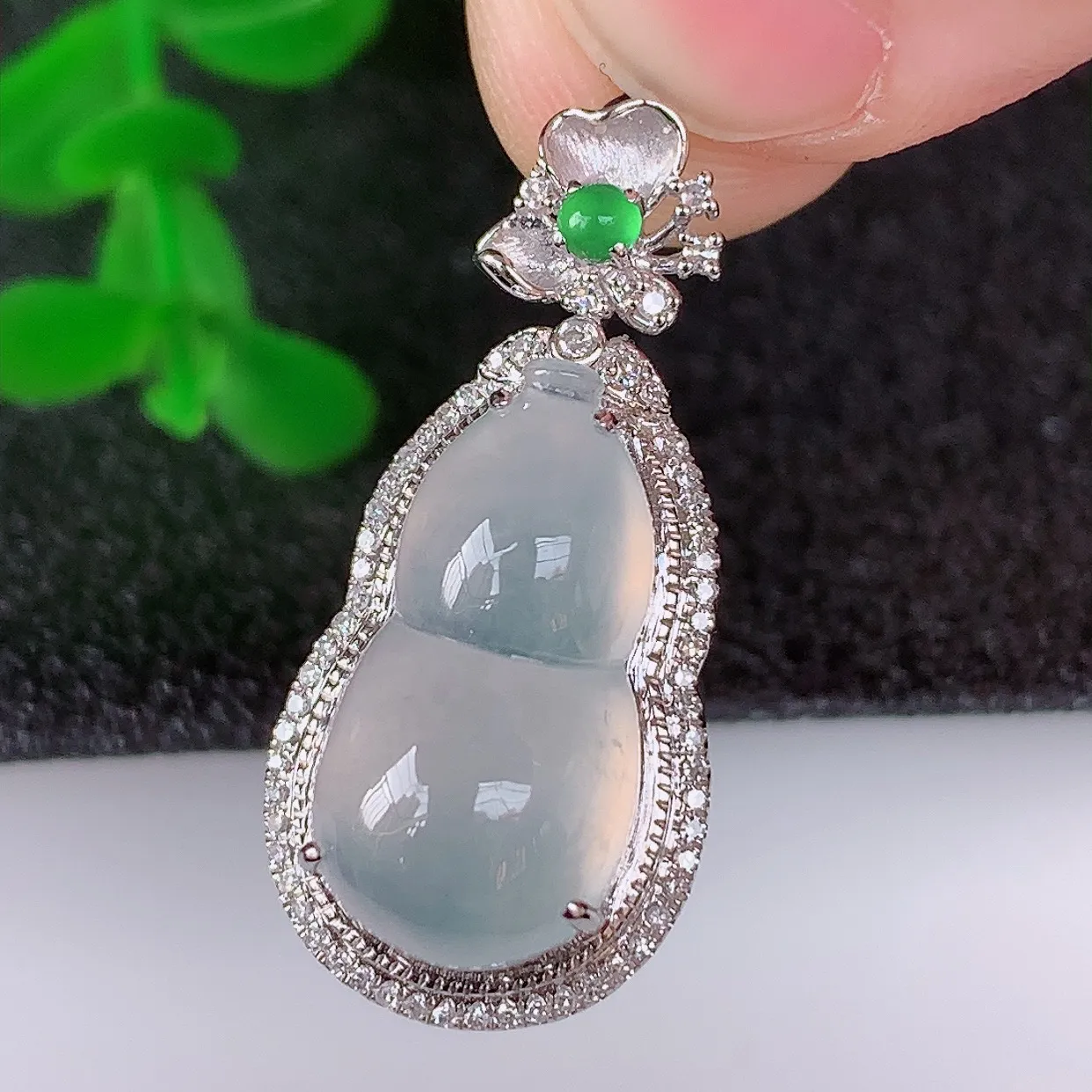 自然光实拍，18K金镶嵌冰种翡翠葫芦吊坠，翡翠葫芦，寓意福禄双全，财源滚滚，佩戴效果优雅迷人！#1.3整体26.5*12.5*9裸石16.6*8.8