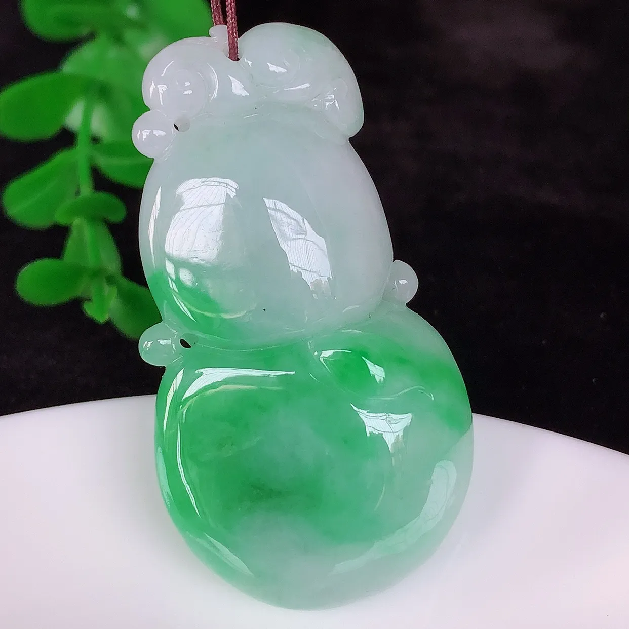 自然光实拍，冰润冰糯种飘阳绿翡翠葫芦吊坠，葫芦寓意福禄双全，财源滚滚，饱满，清新脱俗，佩戴效果优雅迷