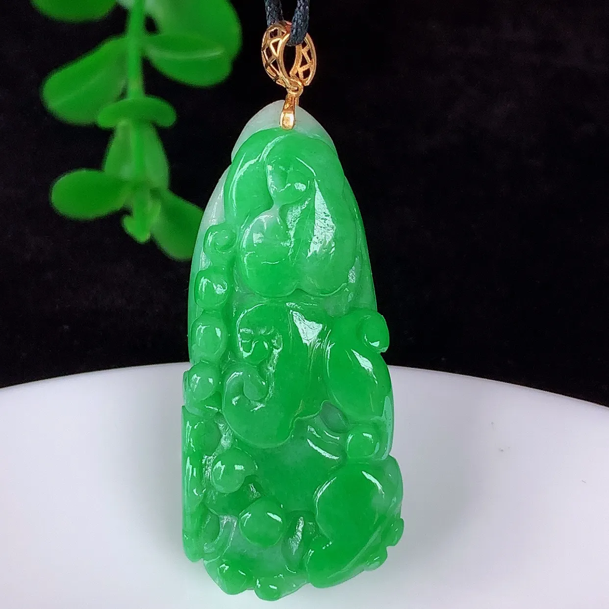自然光实拍，18K金镶嵌冰润冰糯种辣阳绿翡翠招百财白菜吊坠，百财聚来，财源滚滚，色泽鲜艳，精工水润的白菜，性价比高！#1.29 整体40.6*裸石35*16*10