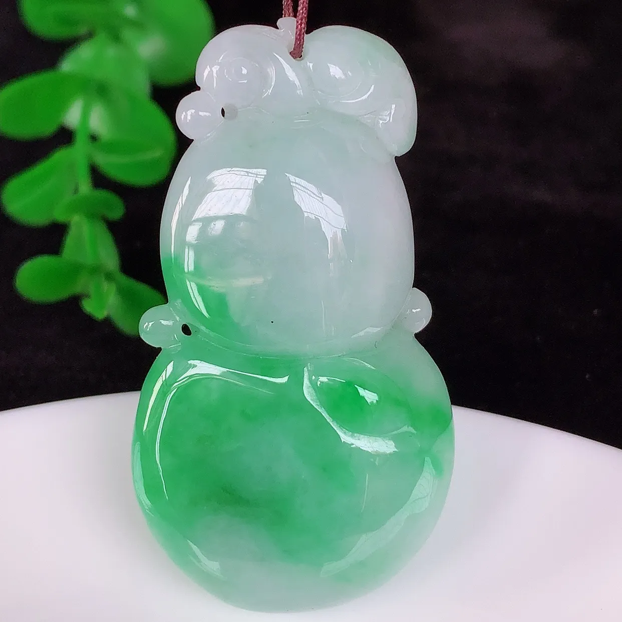 自然光实拍，冰润冰糯种飘阳绿翡翠葫芦吊坠，葫芦寓意福禄双全，财源滚滚，饱满，清新脱俗，佩戴效果优雅迷